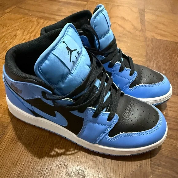 Nike Air Jordan
Air Jordan 1 Mid "University Blue/Black" sneakers - Picture 5 of 6
